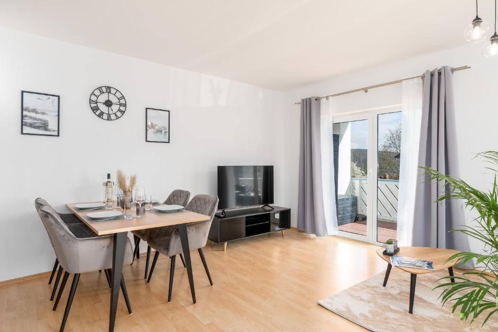 TV a/nebo společenská místnost v ubytování Harmony: Edersee Apartment – Sperrmauer – Lounge