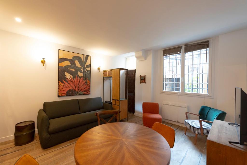 sala de estar con sofá y mesa en Au pied de la Tour, en París