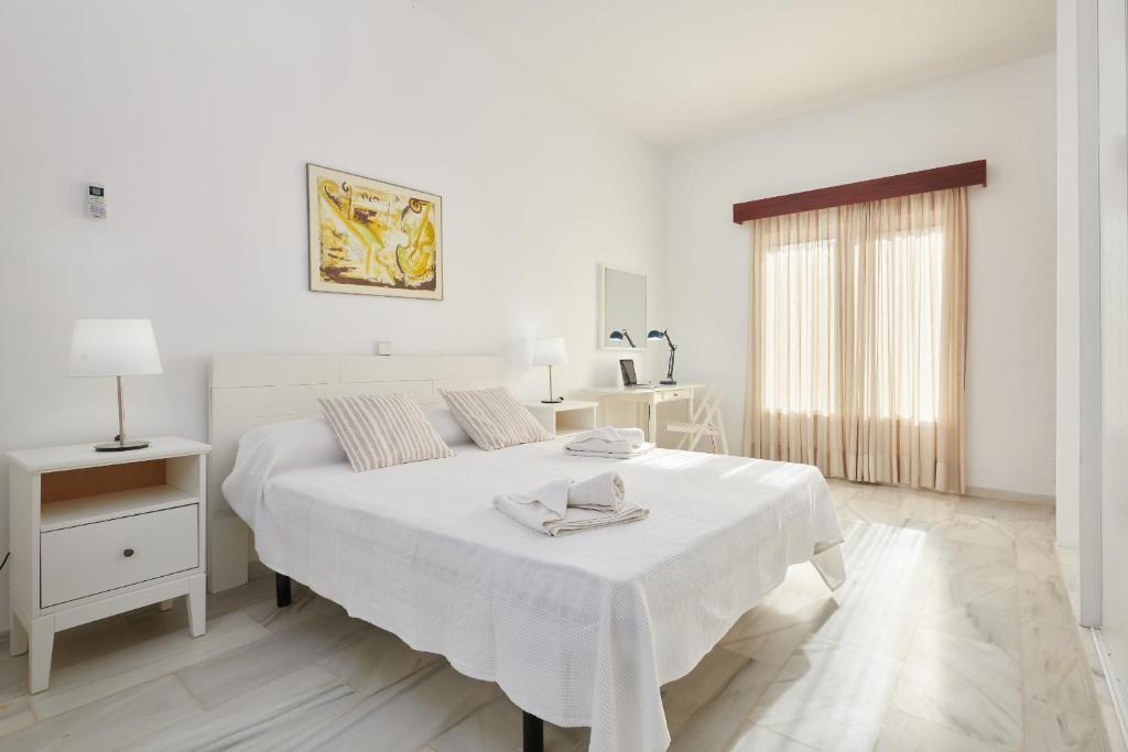 Postel nebo postele na pokoji v ubytování Villa Punta des Port 13 by dracmallorca