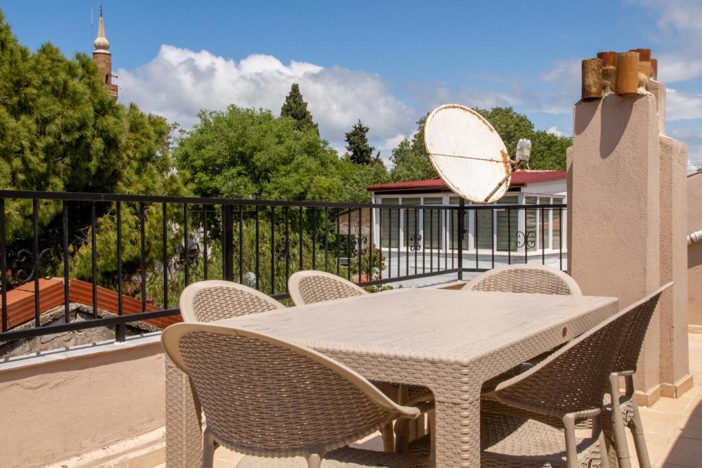 Minimalist and Rooftop Flat with Terrace in Izmir