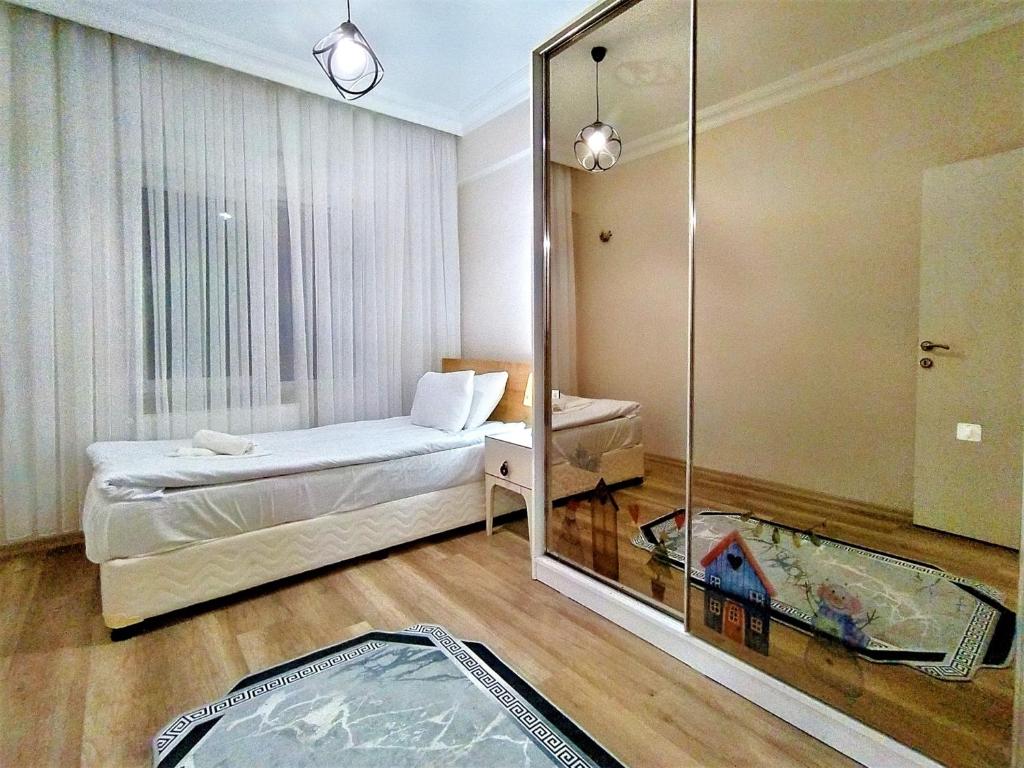 Een bed of bedden in een kamer bij Spacious and Cozy Apartment in Muratpasa Antalya