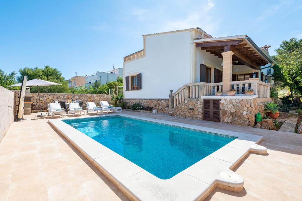 ein Bild einer Villa mit Swimmingpool in der Unterkunft Mar i Cel in Colònia de Sant Pere