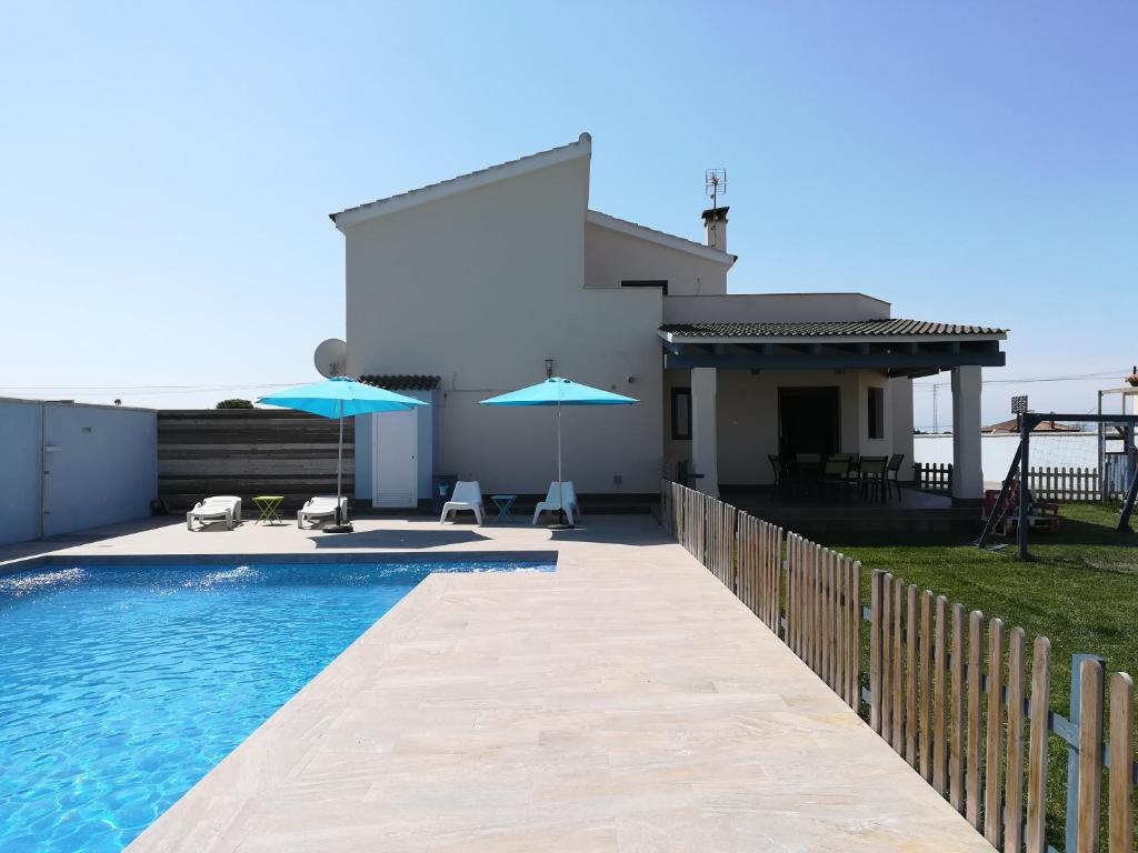 Villa con piscina y casa en Villa Victoria, en Cádiz