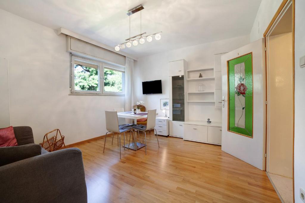 una sala de estar con un sofá y una mesa en Villa Sabine - Martha, en Merano