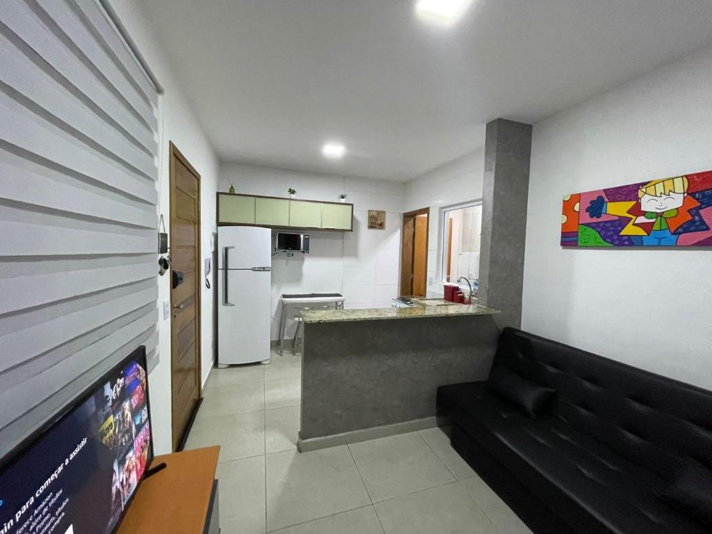 Il comprend une cuisine avec un canapé et un réfrigérateur. dans l'établissement Expo Center - Apartamento 4, à São Paulo