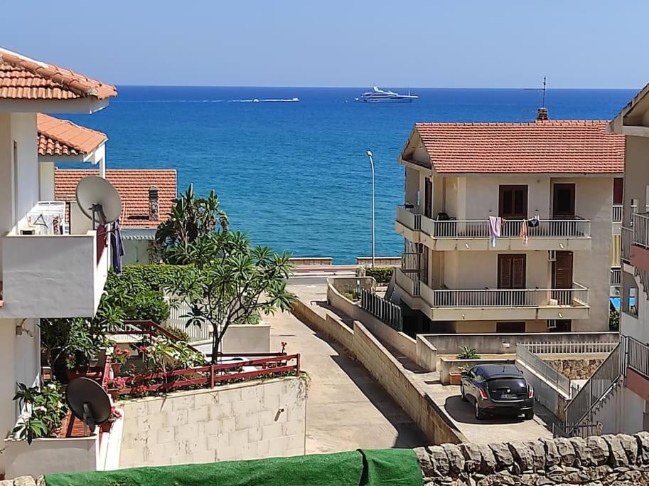 een uitzicht op de oceaan vanuit een gebouw bij BILOCALE MAZZARELLI in Marina di Ragusa