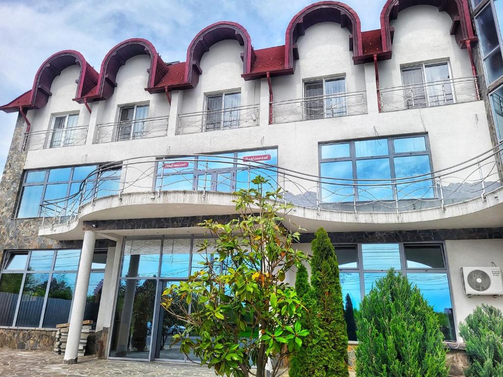 um edifício de apartamentos com telhado vermelho em Hotel IMPERYUM em Baia Mare