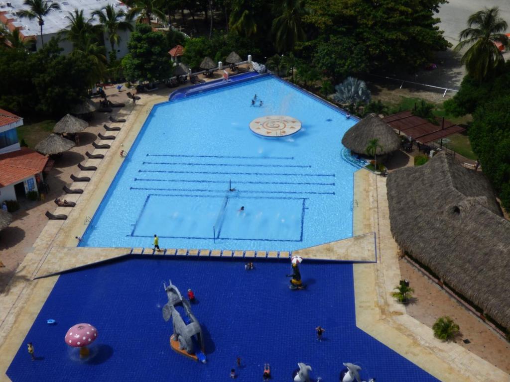 una vista aérea de una gran piscina en Apartamento Frente al Mar, en Santa Marta