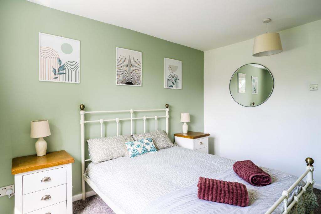 a bedroom with a white bed and a mirror at Cosy Nottingham City Centre Townhouse in Nottingham