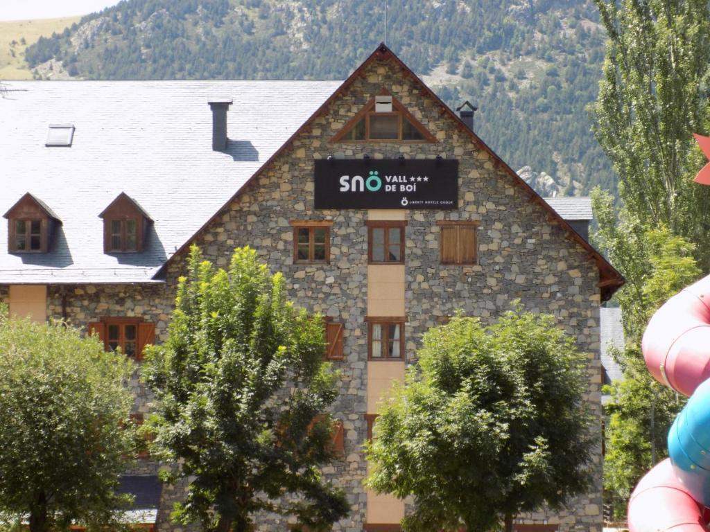 een gebouw met een bord aan de zijkant bij SNÖ Vall de Boí in Pla de l'Ermita