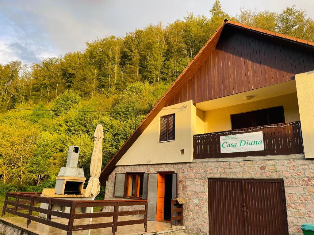 un bâtiment avec un panneau indiquant la danse automobile dans l'établissement Casa de Vacanta Diana Moneasa, à Moneasa