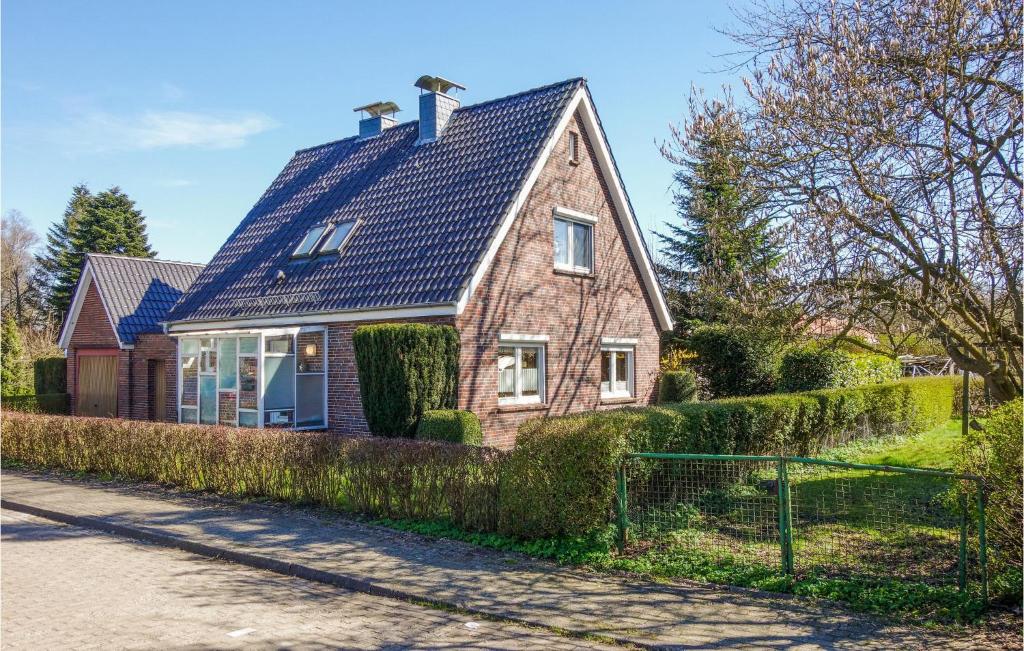 a house with a metal roof on a street at 3 Bedroom Lovely Home In Schortens in Schortens