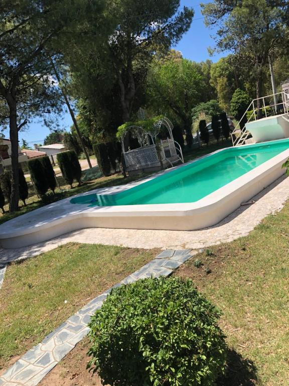 a swimming pool in a yard with a green at Aire ju in Bahía Blanca