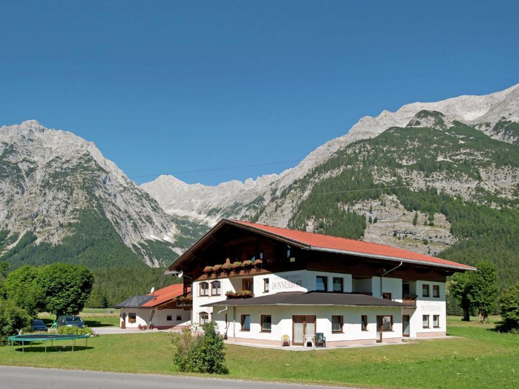 ロイタッシュにあるSuperb Apartment in Leutasch Tyrol with Meadow aroundの山を背景にした建物