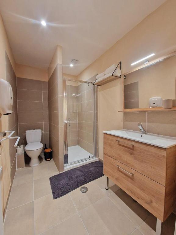 Bathroom sa Appart H&ocirc;tel Du Grand Soleil