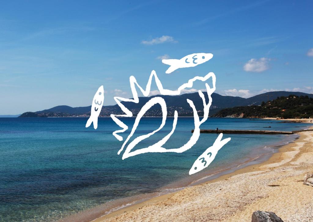 une peinture sur une plage avec des poissons dans l'eau dans l'établissement Gigaro - La Gassinière, à La Croix-Valmer