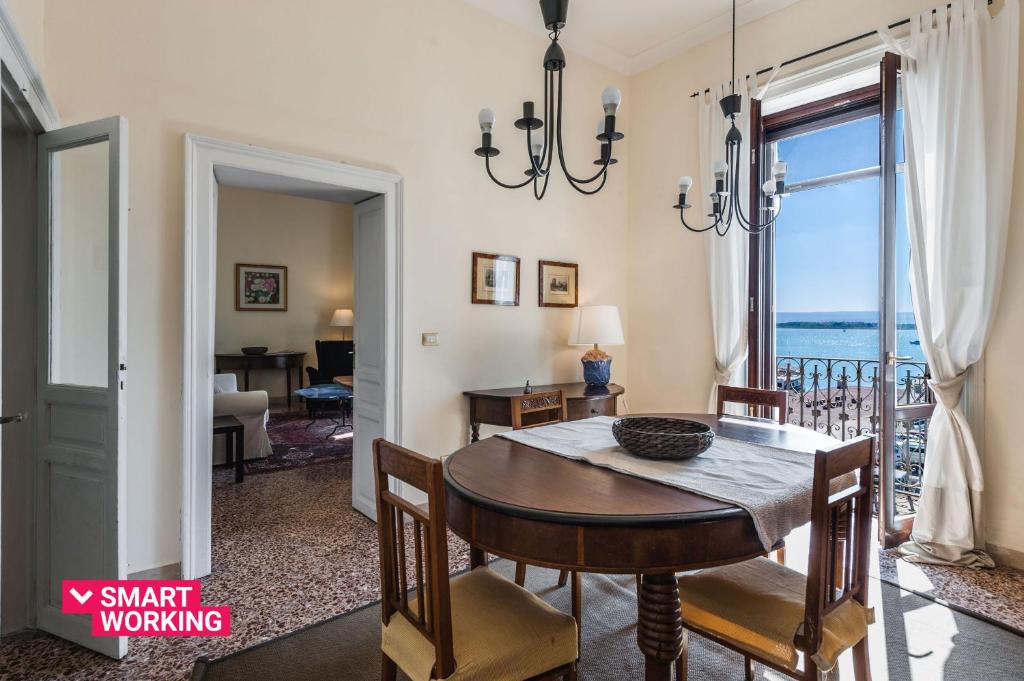 シラクーサにあるCasa Marina by Wonderful Italyのダイニングルーム(テーブル付)が備わり、海の景色を望めます。