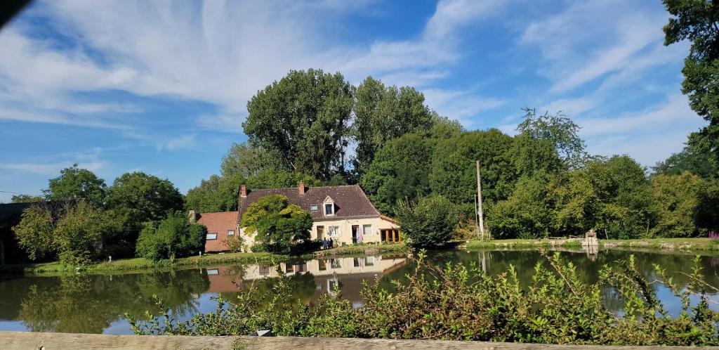 Coust的住宿－Le moulin de Meslon，湖畔房子