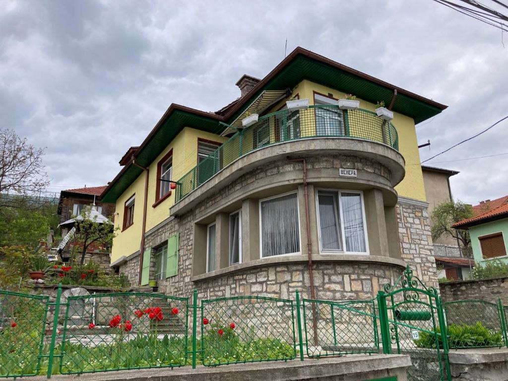Casa gialla e verde con balcone di Vila Venera a Velingrad