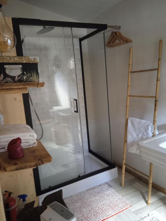 Postel nebo postele na pokoji v ubytování Chalet libellule Domaine de la Mamounette