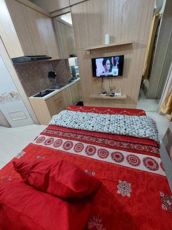 Tempat tidur dalam kamar di Apartemen green pramuka city