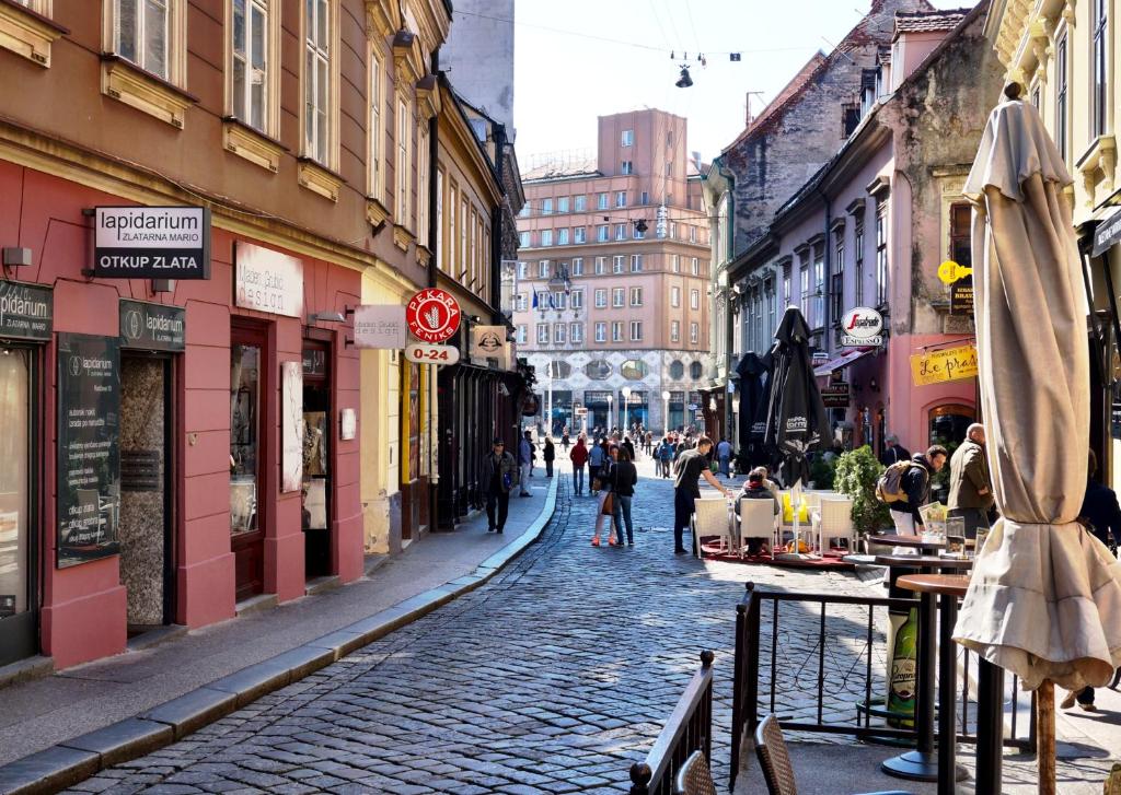 brukowana ulica w mieście z budynkami w obiekcie Marinac Apartment w Zagrzebiu