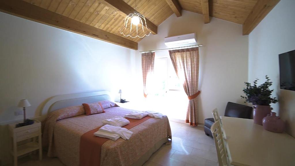 Postel nebo postele na pokoji v ubytování IL FILARO del Castello di San Basilio