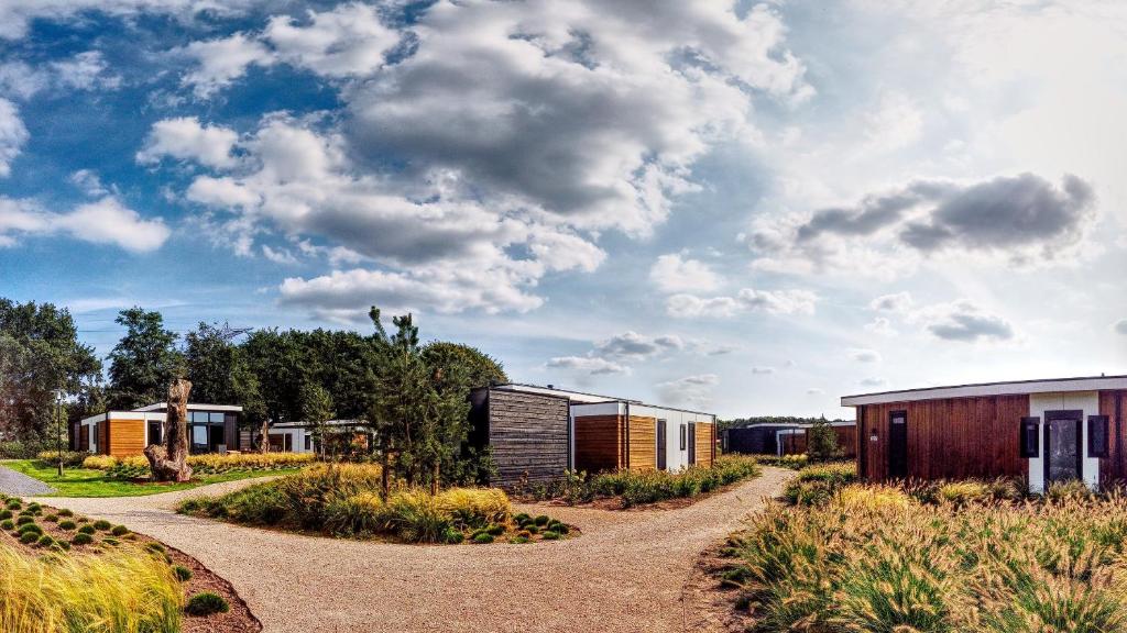 een rij huizen op een grindweg bij Duynparc Soest in Soest