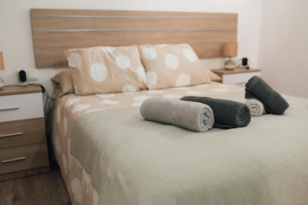 1 dormitorio con 1 cama con 2 almohadas en Apartamento "Aires de Jerez" - Centro, en Jerez de la Frontera