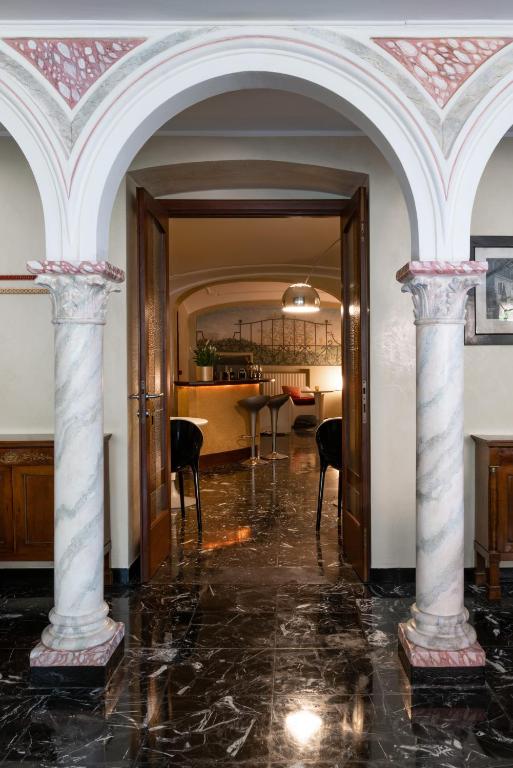 einen Flur mit zwei Säulen und einem Esszimmer in der Unterkunft Albergo Minerva in Santa Margherita Ligure