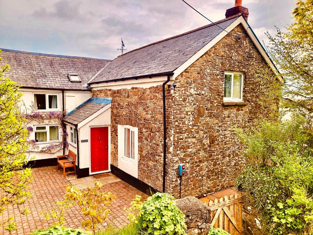 Το κτήριο όπου στεγάζεται  η παραθεριστική κατοικία