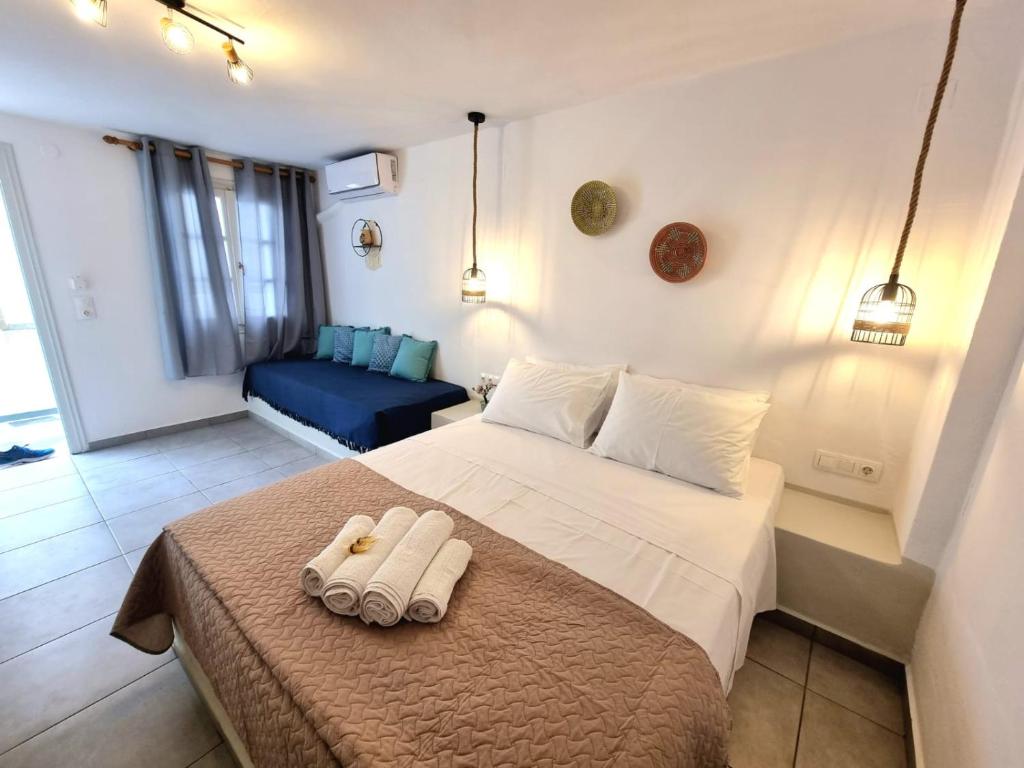 - une chambre avec un lit et 2 serviettes dans l'établissement Joannes Vacation Rooms, à Adamas
