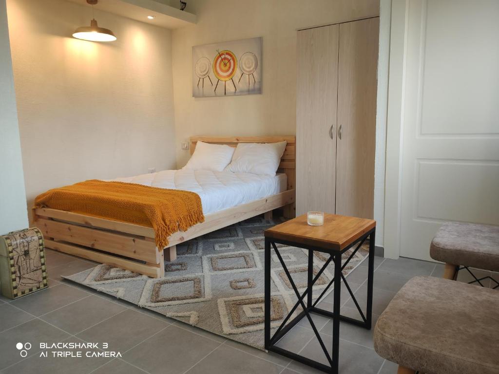 Dormitorio pequeño con cama y mesa en צימרים סוף העולם 2, en Ein Kinya