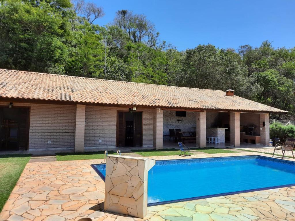 una casa con piscina en el patio en Chácara Recanto Feliz en Ibiúna