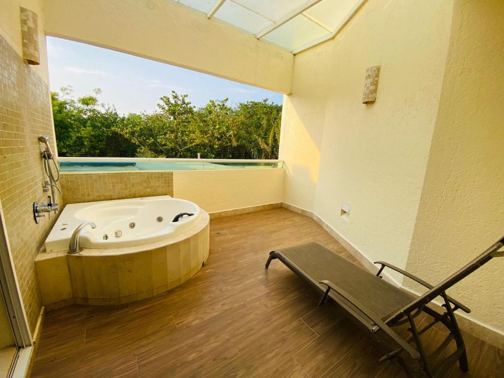 Bazén v ubytování Artisan Playa Esmeralda Family Beach Hotel nebo v jeho okolí