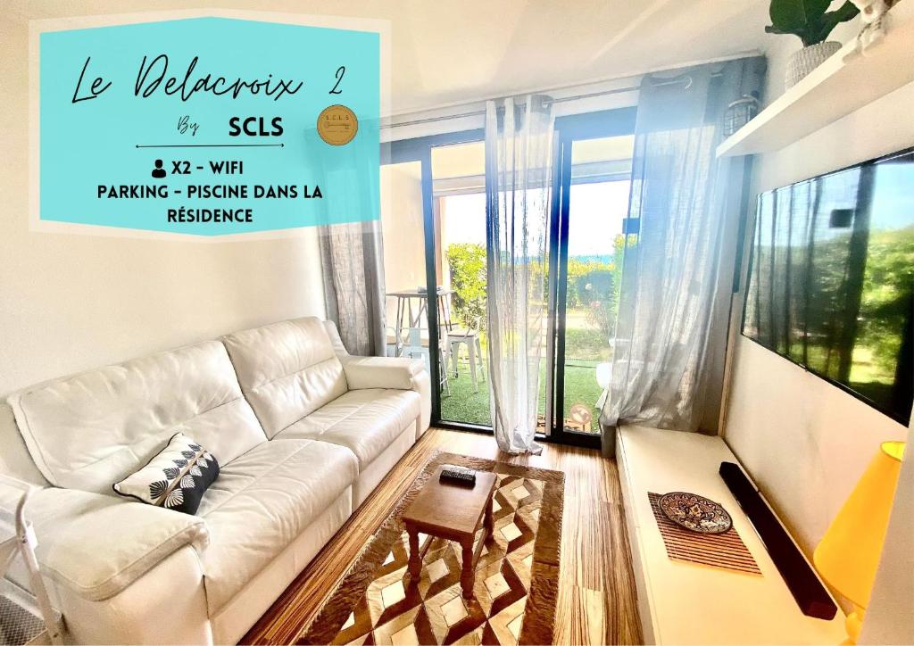 - un salon avec un canapé blanc devant une fenêtre dans l'établissement Le Delacroix 2 By SCLS Locations, à Cannes