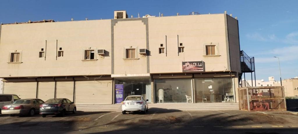 un coche blanco estacionado frente a un edificio en دارك2 en Yanbu