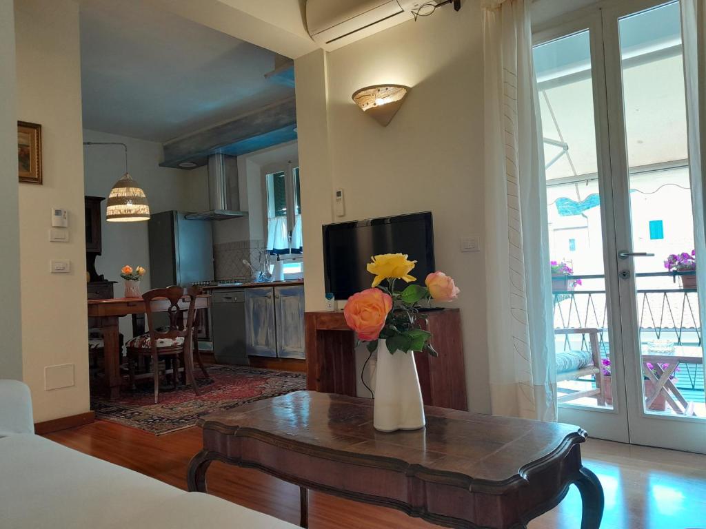 a living room with a vase of flowers on a table at Appartamento Teresina in Marciana Marina