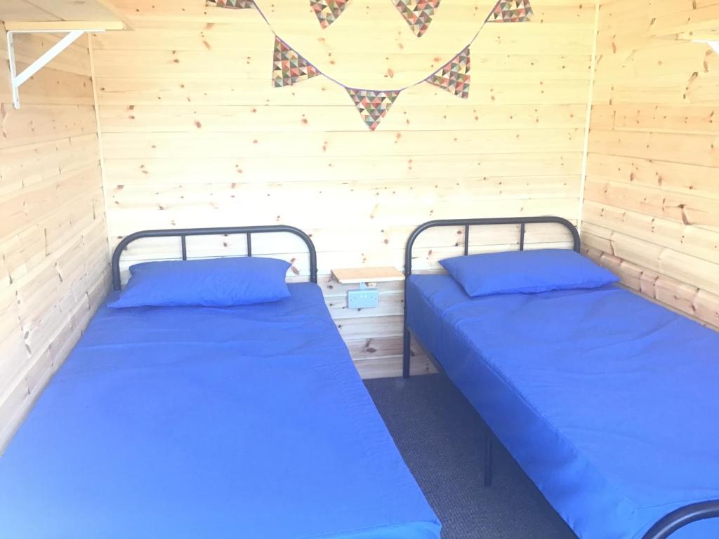 Postel nebo postele na pokoji v ubytování Beacon House Bunks