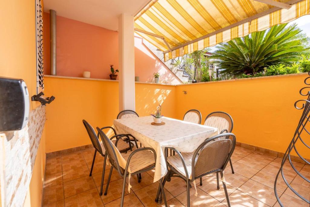 a dining room with a table and chairs at Lola 2 in Rovinj