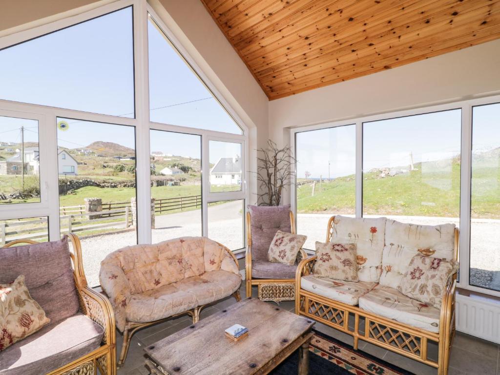 Posezení v ubytování Inverbeg Cottage 1