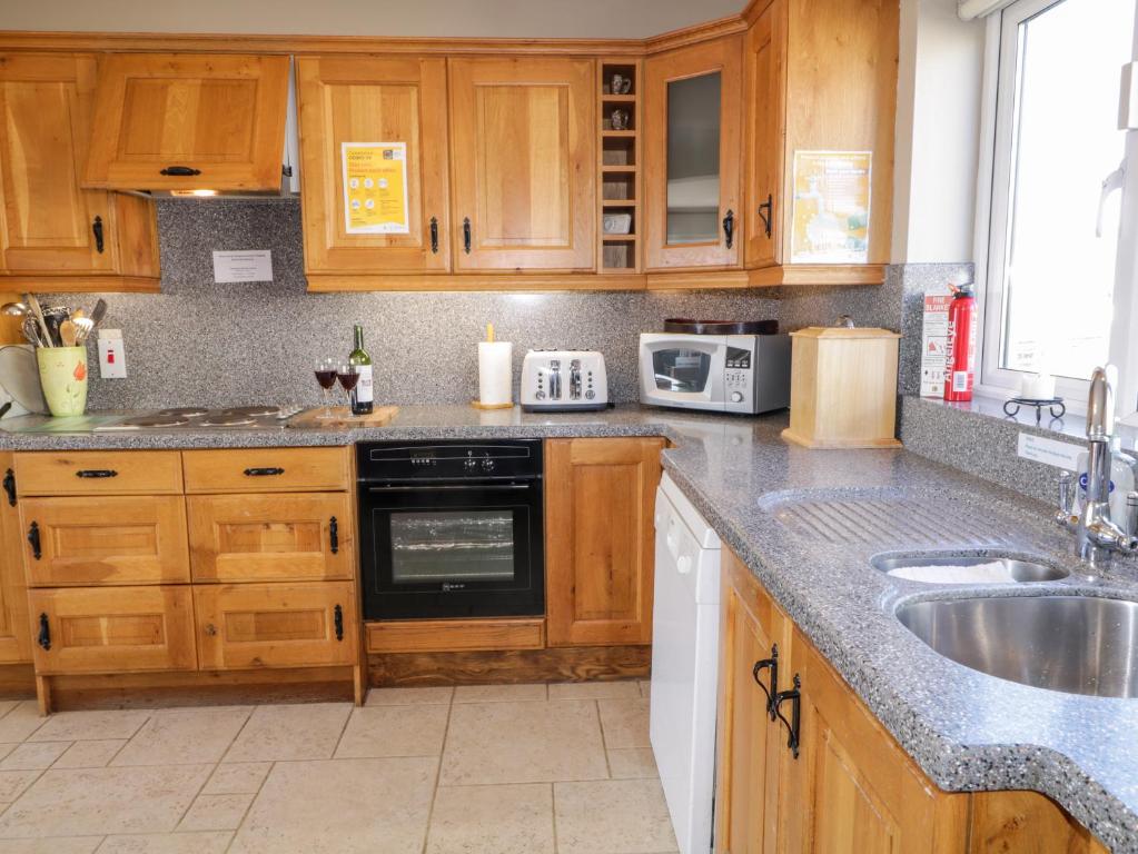 Kuchyň nebo kuchyňský kout v ubytování Inverbeg Cottage 1