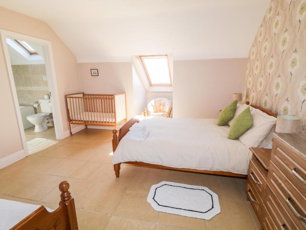 Postel nebo postele na pokoji v ubytování Inverbeg Cottage 1