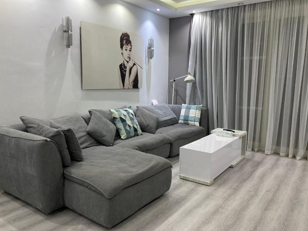 Modern apartment في شرم الشيخ: غرفة معيشة مع أريكة وطاولة