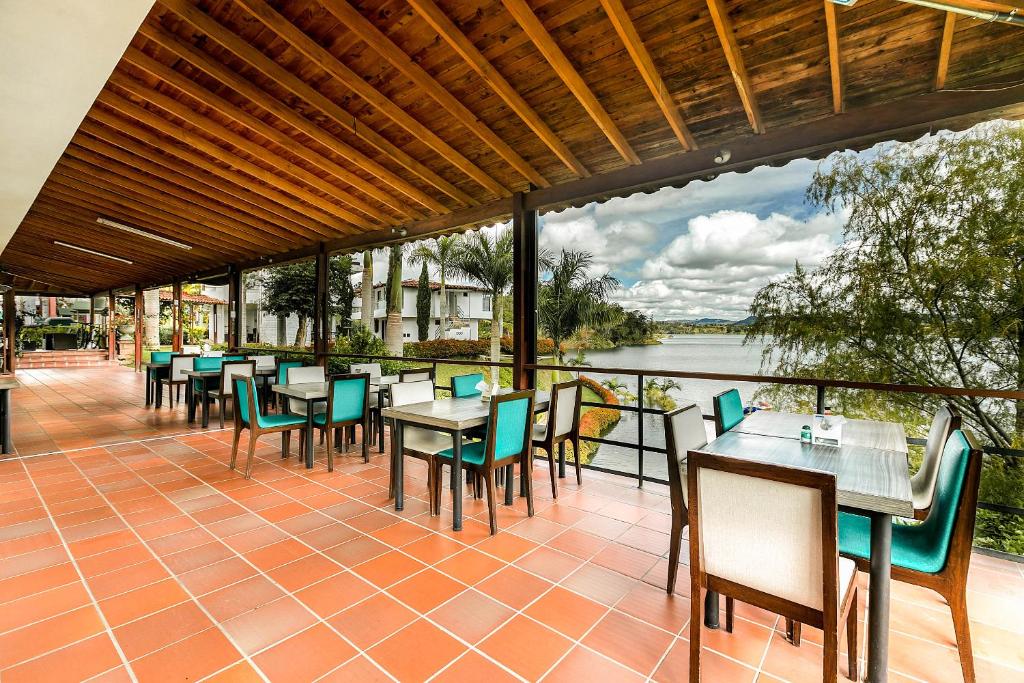 Výhled na řeku, která protéká v blízkosti hotelu