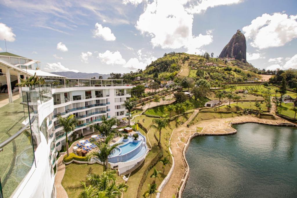 uma vista aérea do resort com uma montanha ao fundo em Hotel Los Recuerdos em Guatapé