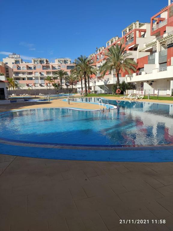 Bazén v ubytovaní Ático playa Vera, Costa Rey, jacuzzi y 3 piscinas, 2 terrazas 50m alebo v jeho blízkosti