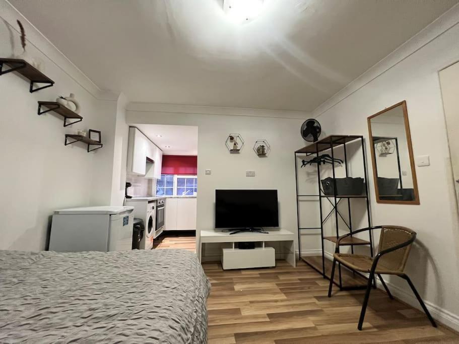 Apartment Morden studio room, Northolt, UK