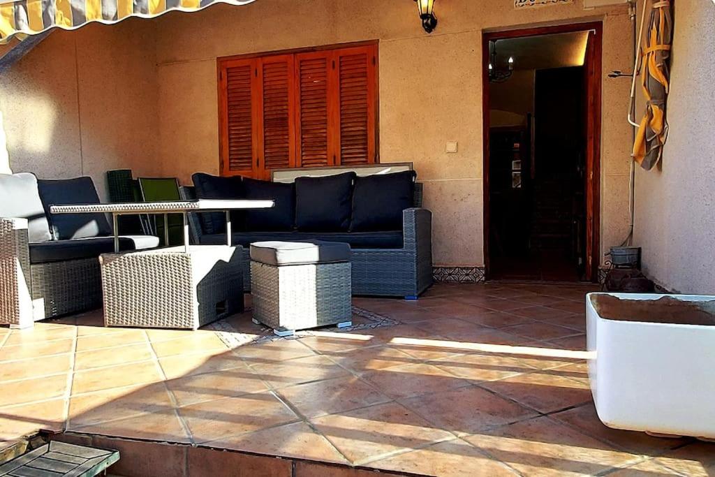 ein Wohnzimmer mit einem Sofa und einem Tisch in der Unterkunft Casa Joaquín en Gran Alacant in Gran Alacant