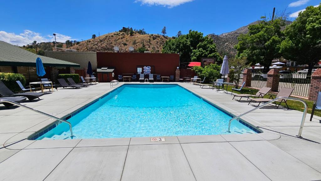 a large swimming pool with chairs and a table at Kernville Inn in Kernville